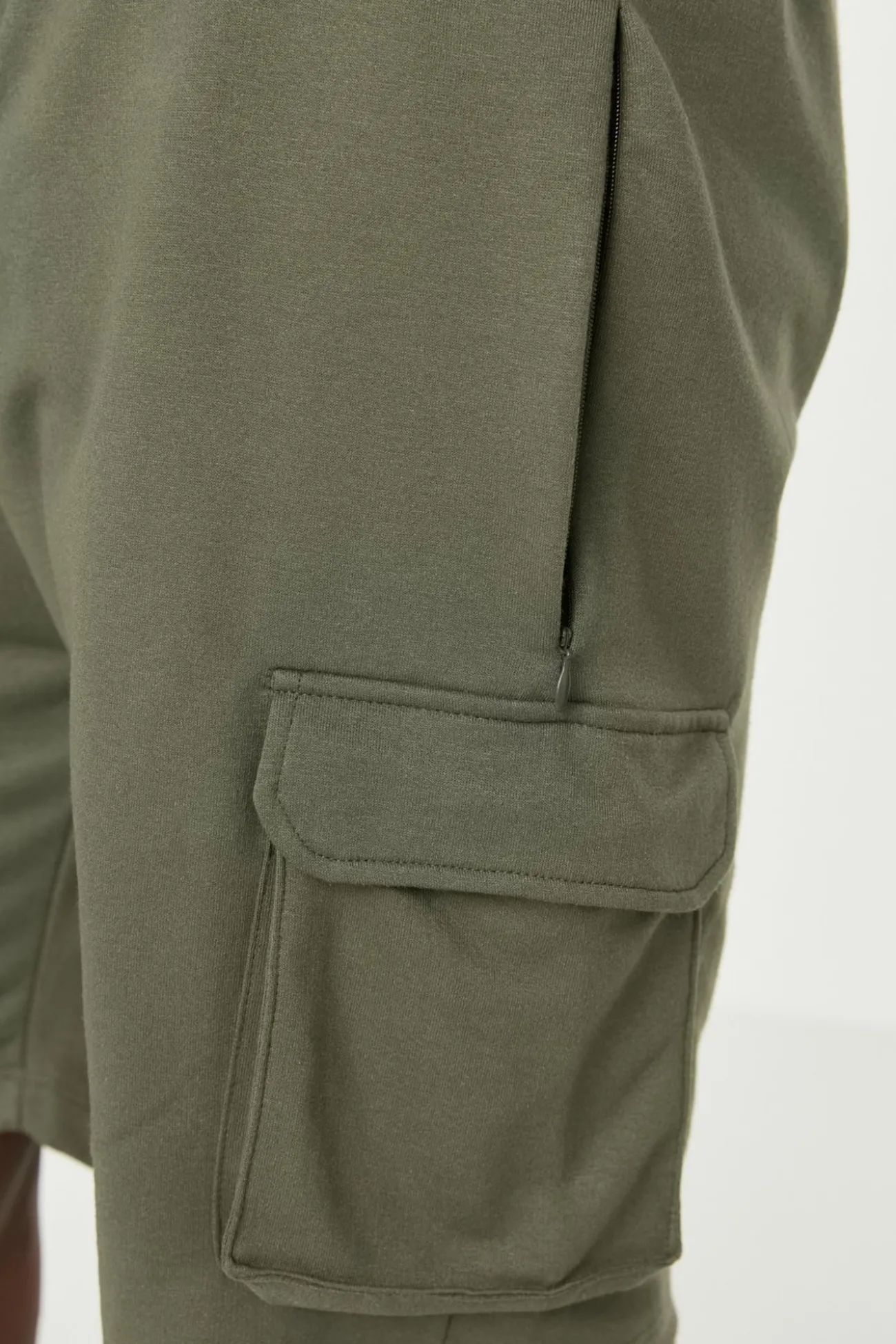 Bermudas tipo jogger con bolsillos