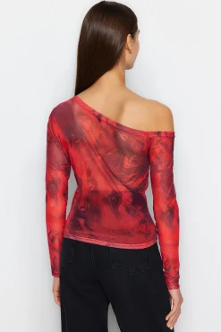 Blusa escote asim&eacute;trico entallada