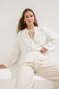 Blusa flu&iacute;da botones