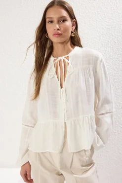 Blusa flu&iacute;da botones