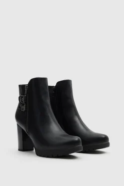Botines altos con hebillas