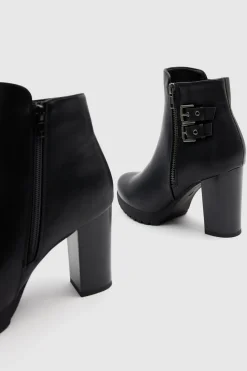Botines altos con hebillas