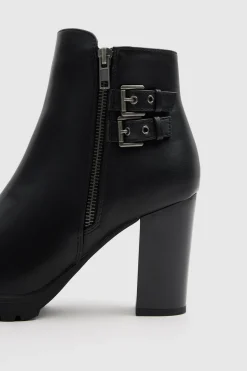Botines altos con hebillas