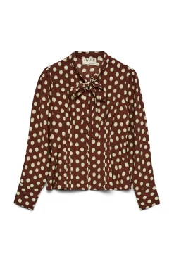 Camisa de lunares y detalle de lazada