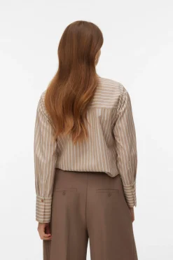 Camisa detalle lazada en el cuello