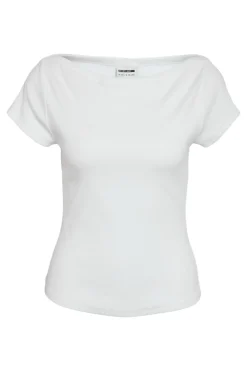 Camiseta de manga corta con cuello barco