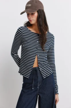 Camiseta de rayas con botenes