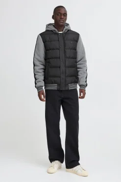 Chaqueta con capucha