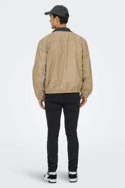 Chaqueta con pu&ntilde;os el&aacute;sticos