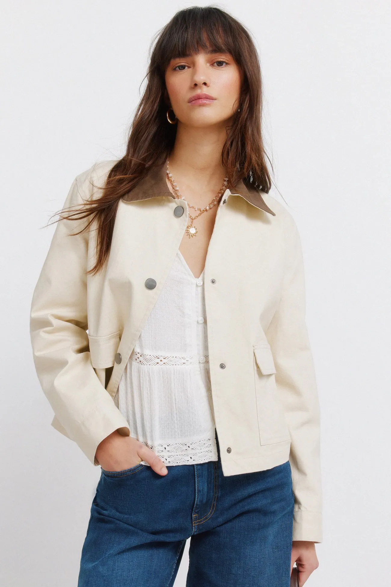 Chaqueta corta beige algod&oacute;n