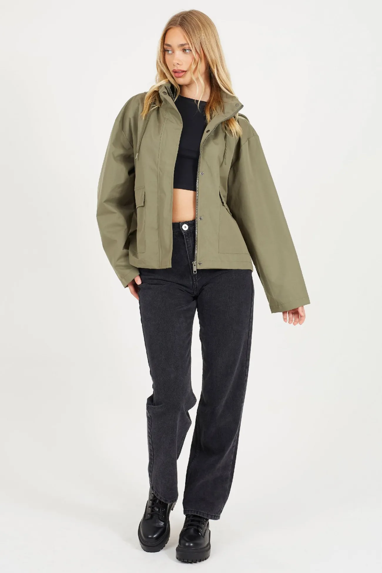Chaqueta corta con capucha