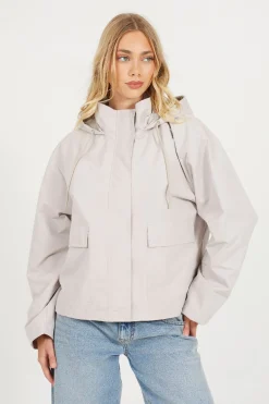 Chaqueta corta con capucha