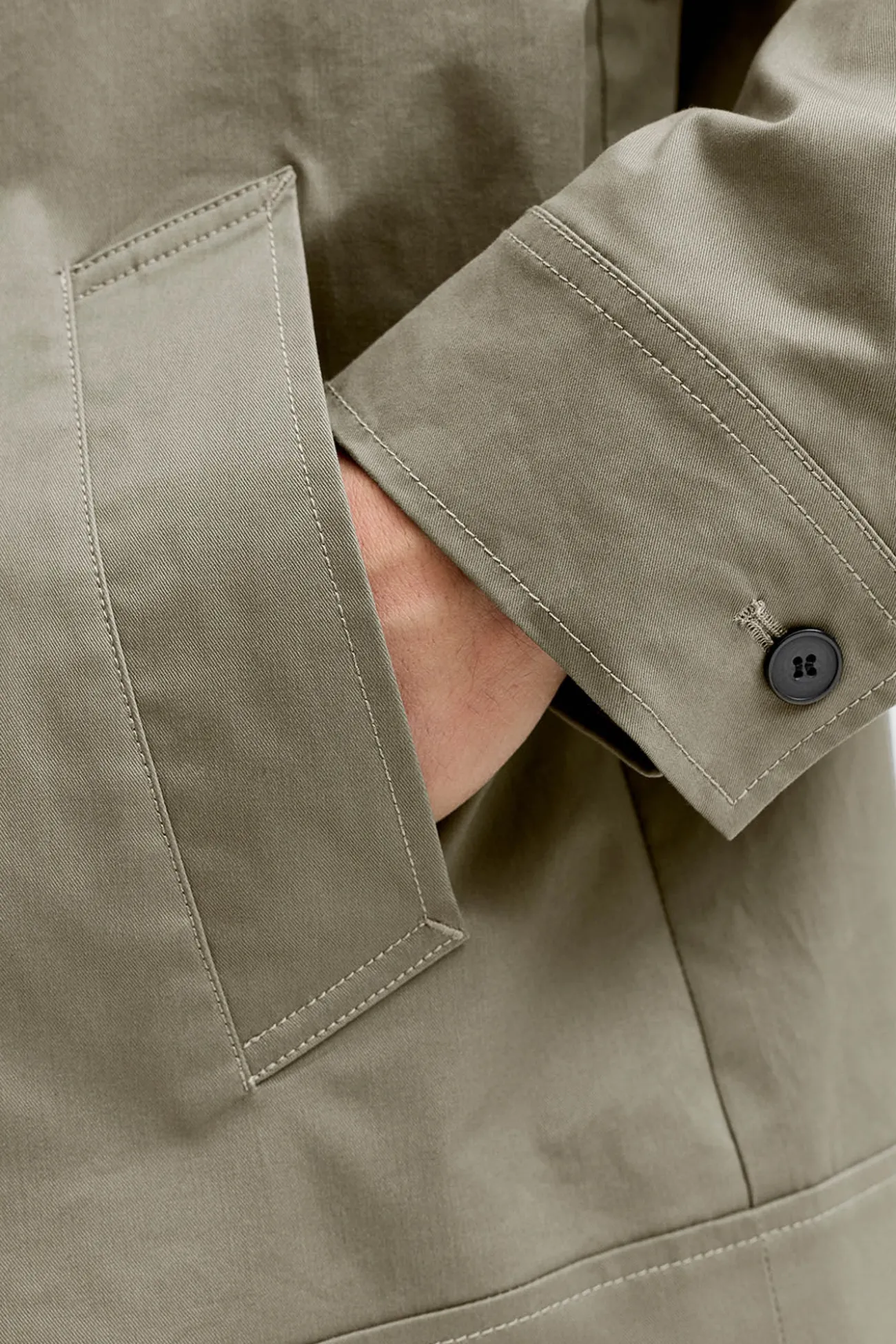 Chaqueta corta de tejido plano