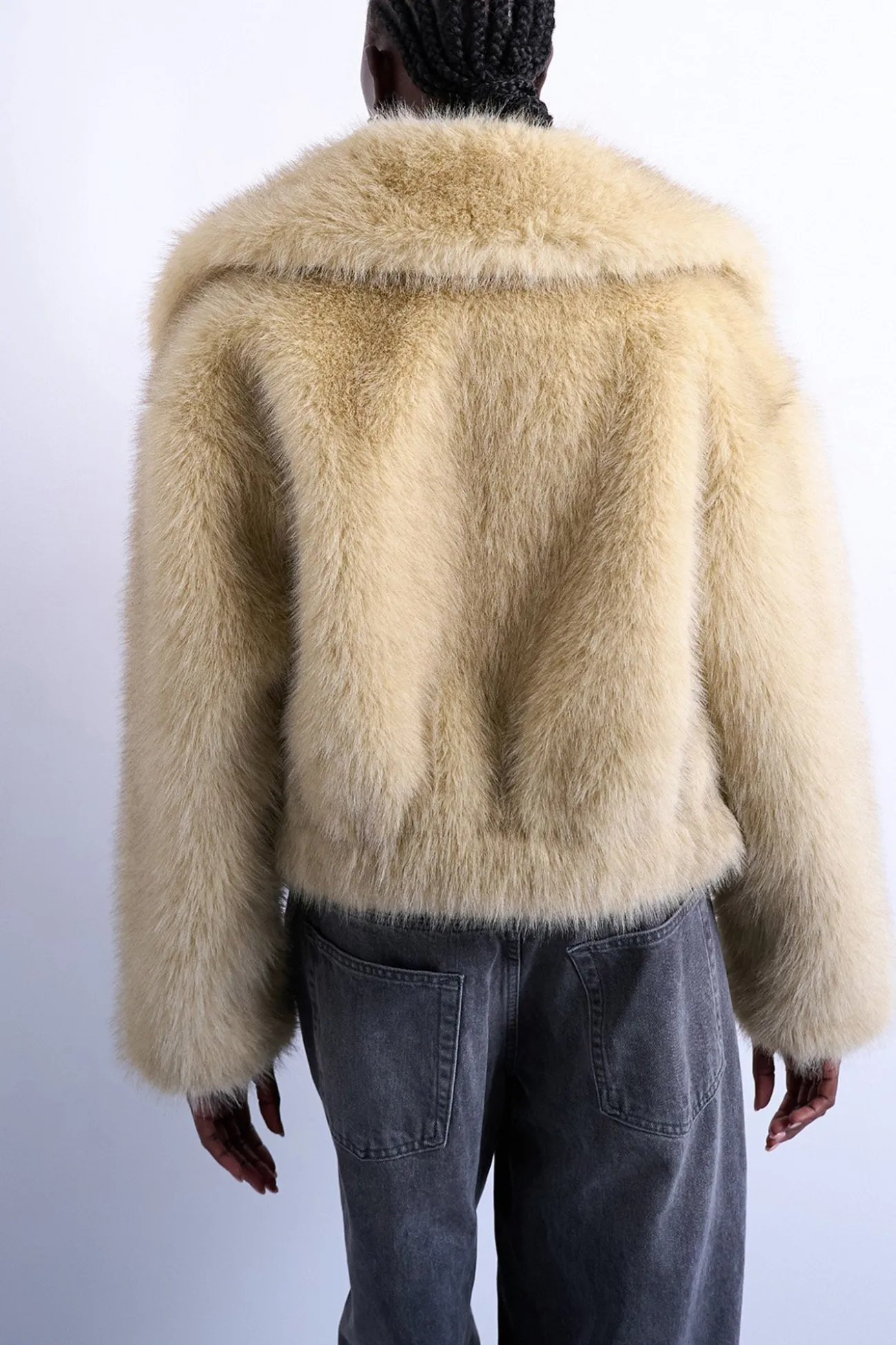 Chaqueta corta efecto pelo