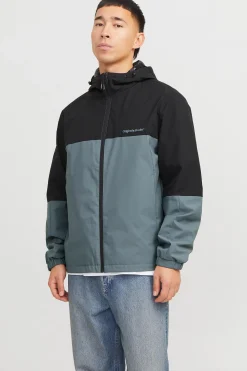 Chaqueta cortavientos capucha