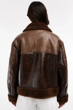 Chaqueta efecto piel combinada.
