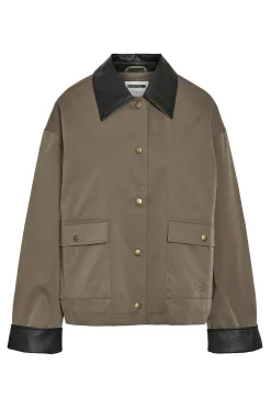 Chaqueta ligera contraste