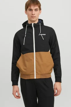 Chaqueta ligera técnica con capucha