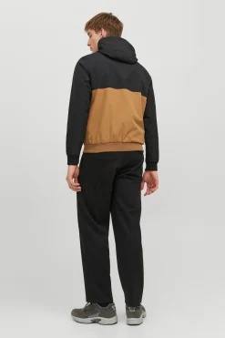 Chaqueta ligera t&eacute;cnica con capucha