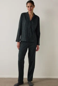 Conjunto de camisa y pantalón de manga larga con estampado de leopardo oscuro
