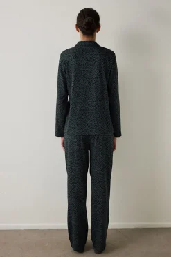Conjunto de camisa y pantal&oacute;n de manga larga con estampado de leopardo oscuro