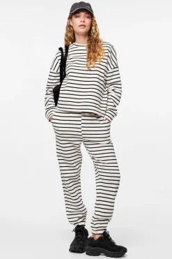 Cotton sweatshirt with striped print. Closed collar and long sleeves. Soft texture.