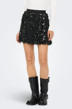 Falda corta de plumas y lentejuelas