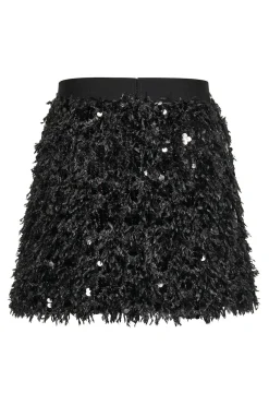 Falda corta de plumas y lentejuelas