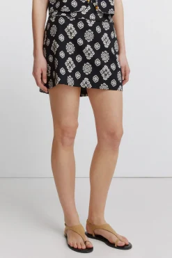 Falda corta estampado &eacute;tinico