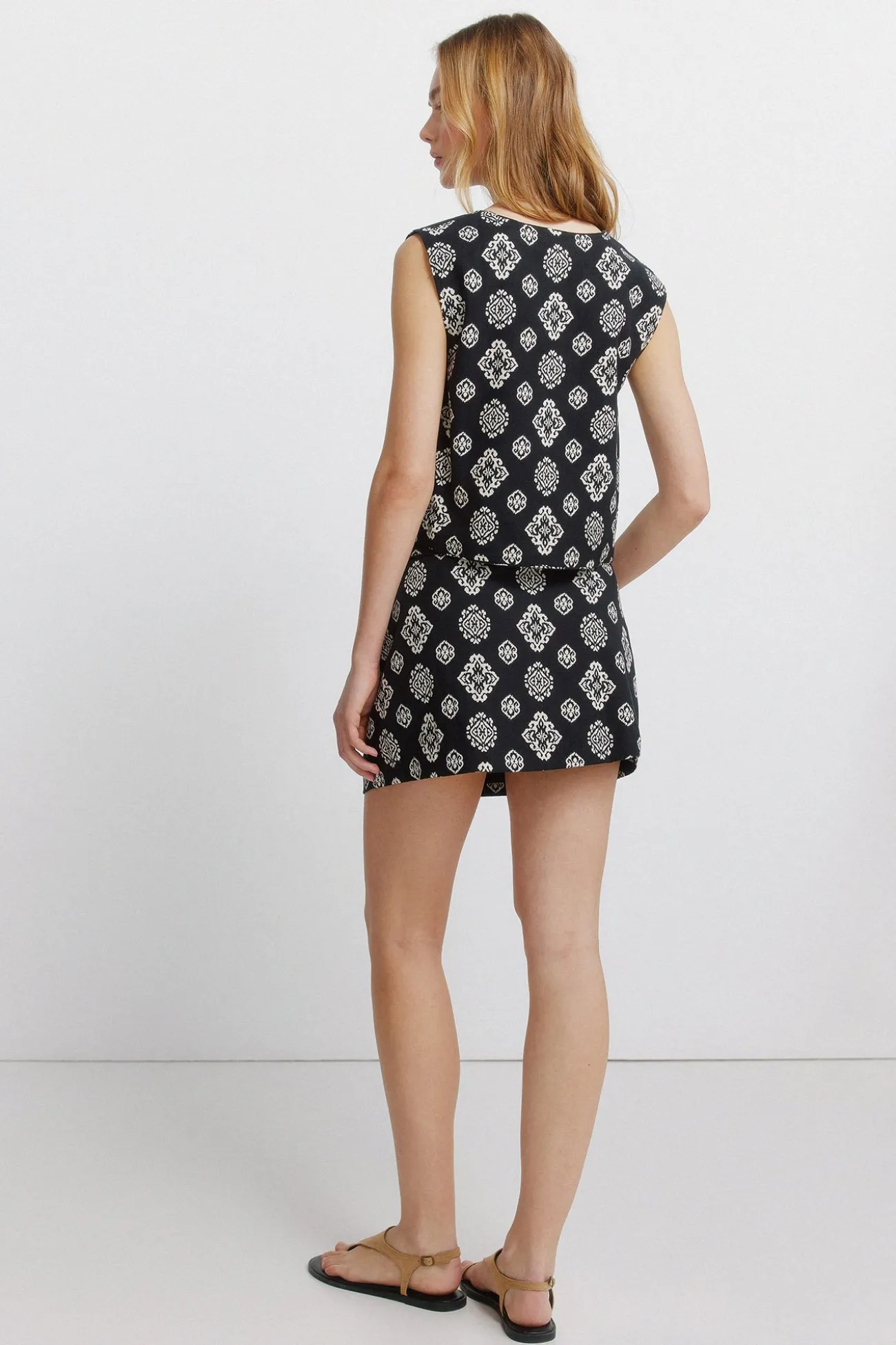Falda corta estampado &eacute;tinico