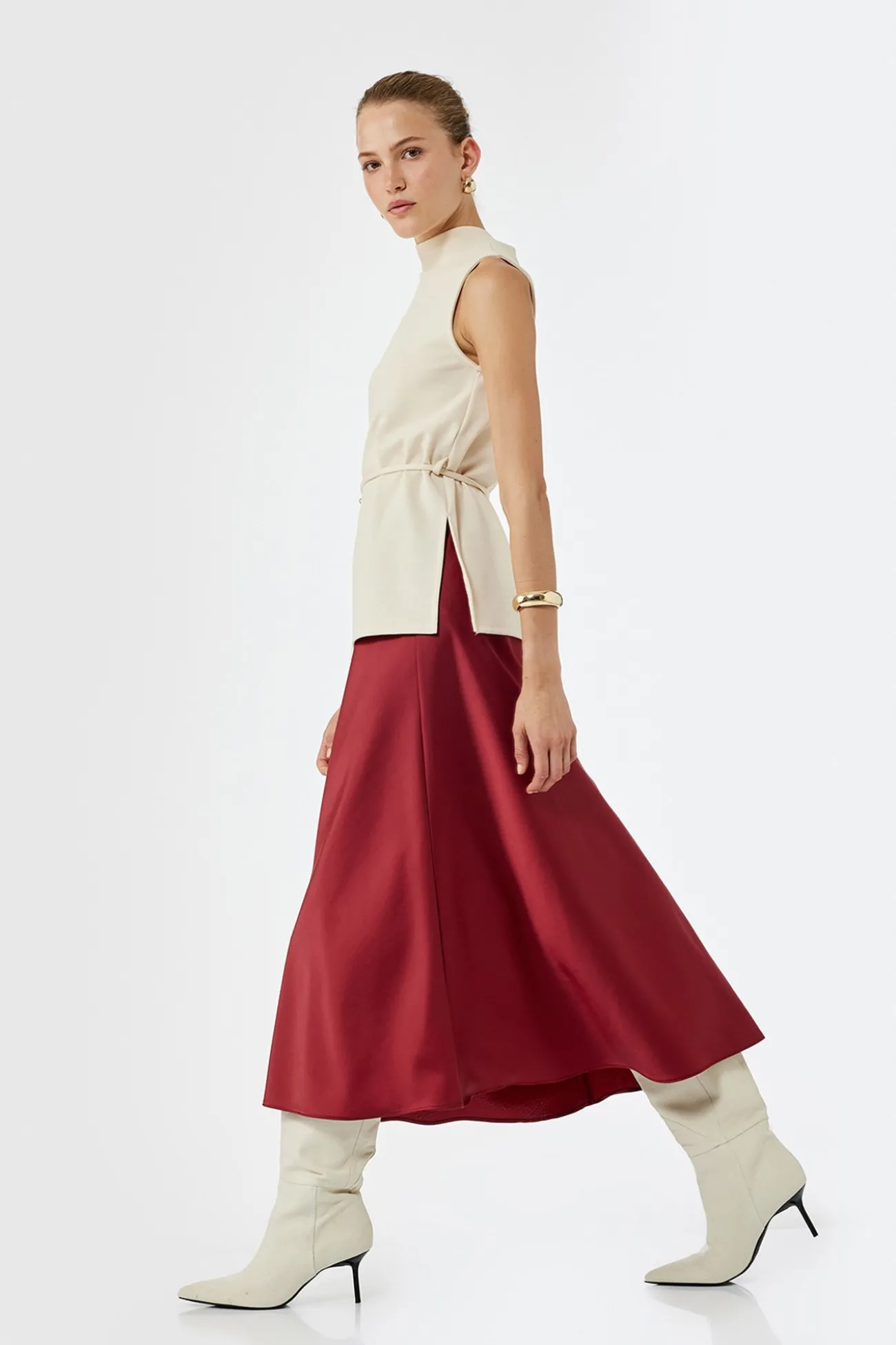 Falda midi de corte regular con cintura est&aacute;ndar