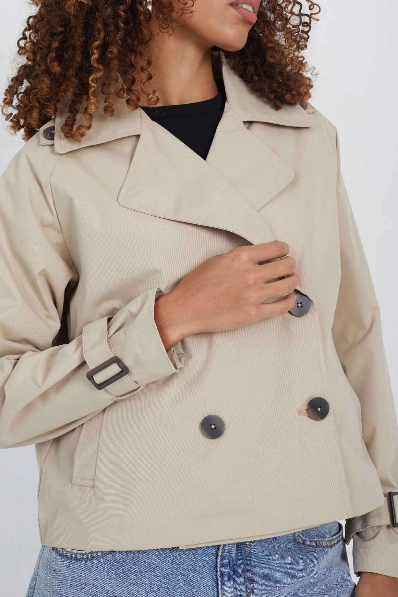 Gabardina corta con doble botonadura