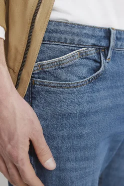 Jeans lavado medio oscuro slim fit