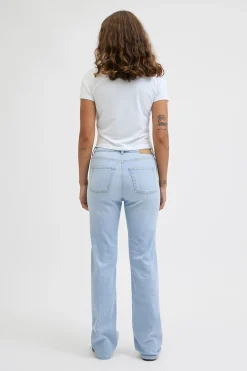Jeans slim tiro medio