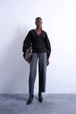 Jeans wide fit de tiro bajo con cintur&oacute;n trasero