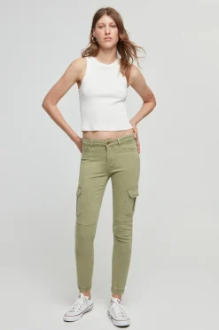 Pantalón cargo slim fit
