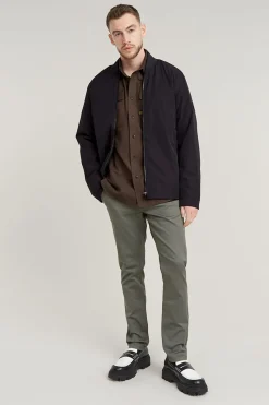 Pantalón chino, corte pitillo