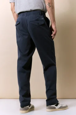 Pantalón con pinzas y cordones