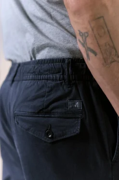Pantalón con pinzas y cordones