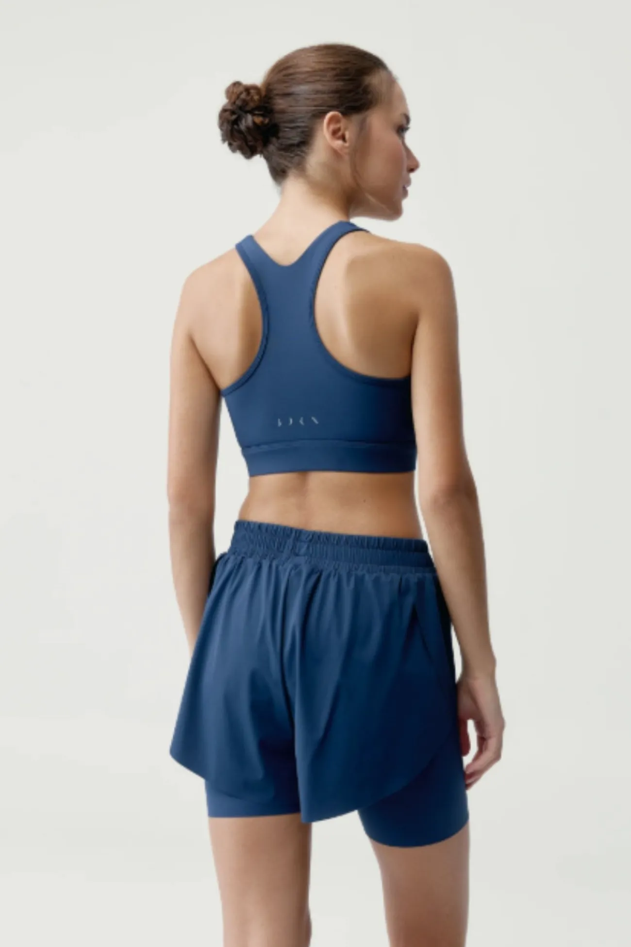 Pantal&oacute;n corto deportivo Bikila Azul marino
