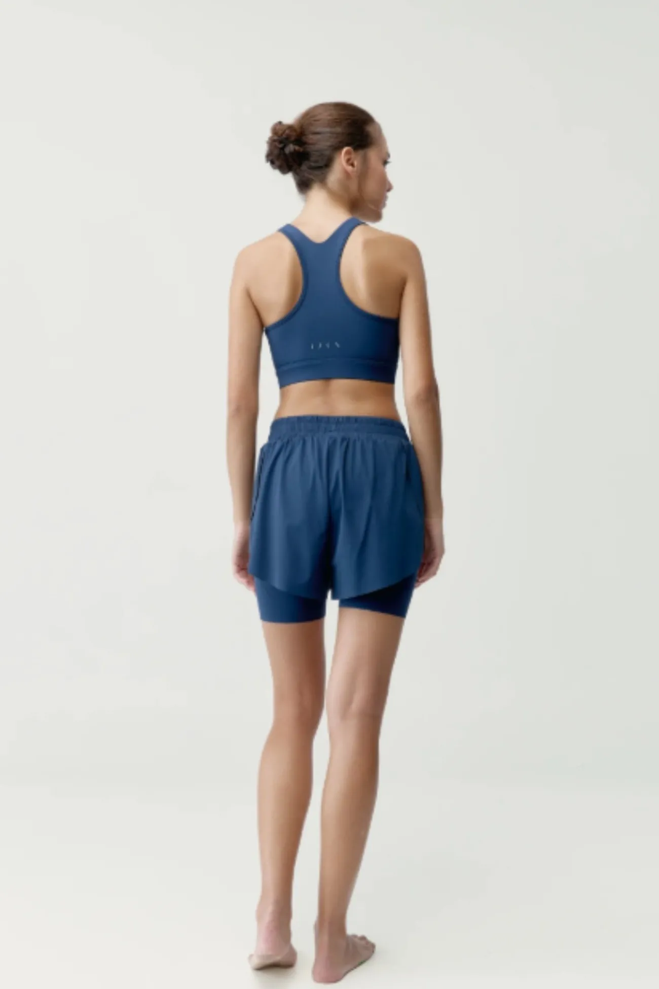 Pantal&oacute;n corto deportivo Bikila Azul marino