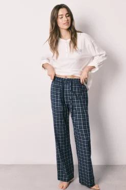 Pantal&oacute;n largo azul estampado cuadros