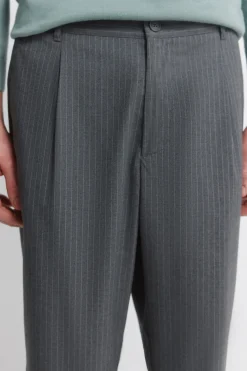Pantal&oacute;n recto rayas relaxed fit