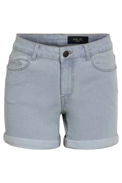Pantalón vaquero corto con 5 bolsillos y detalle dobladillo.