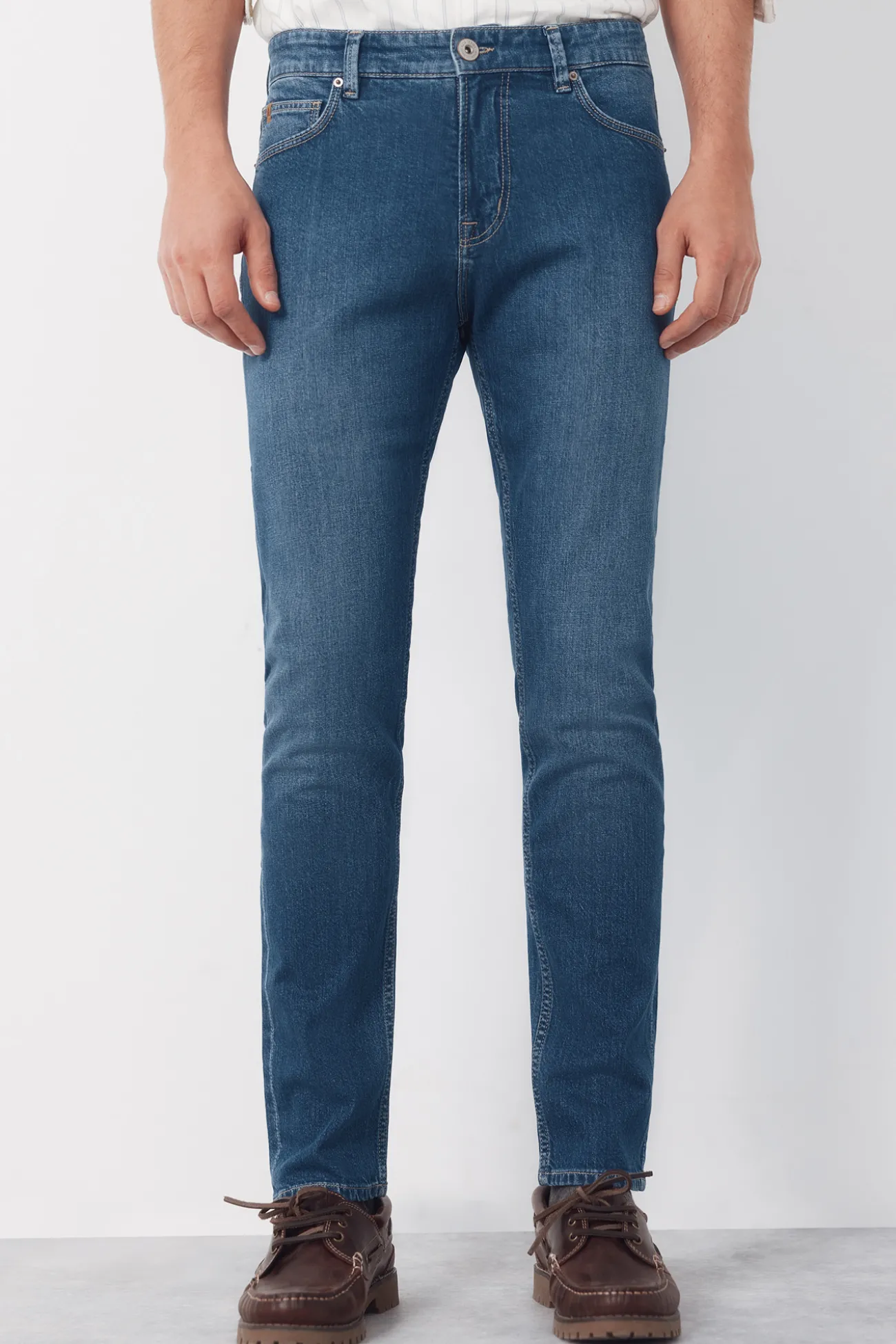 Pantalón vaquero ligero slim fit