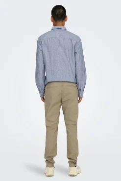 Pantalon chino de hombre slim fit.