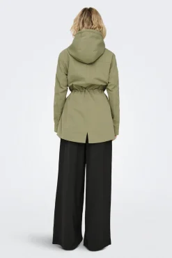 Parka con capucha