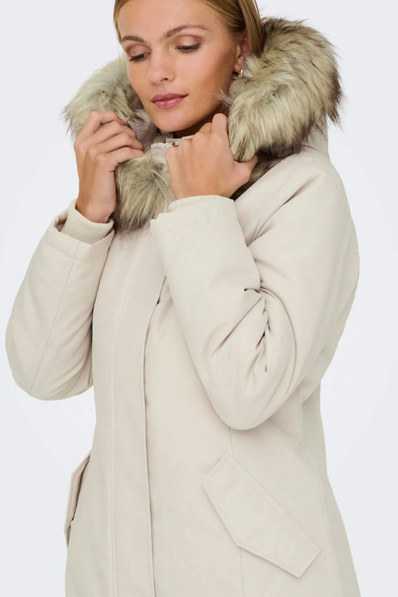 Parka con capucha con pelo