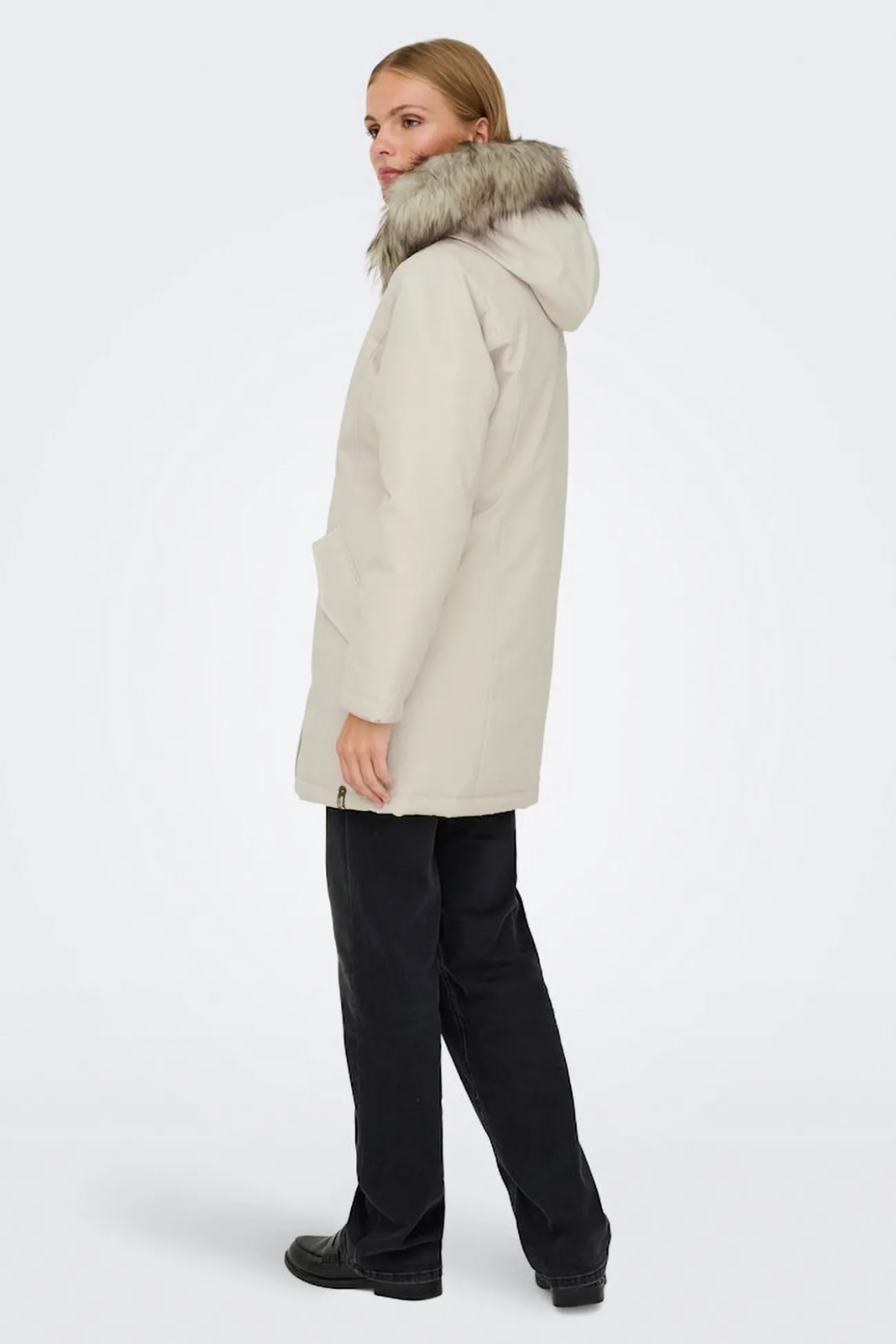 Parka con capucha con pelo