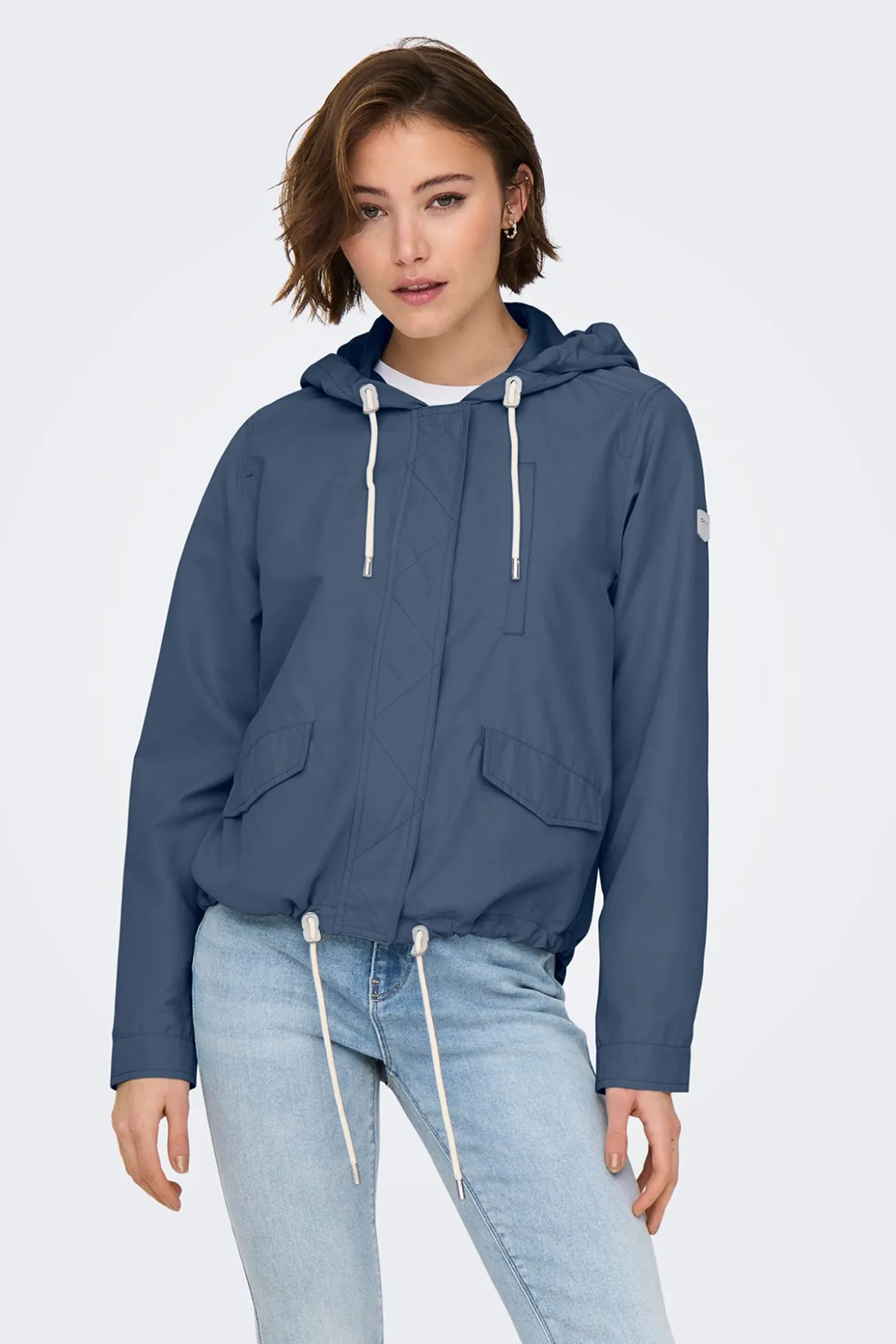 Parka corta con capucha